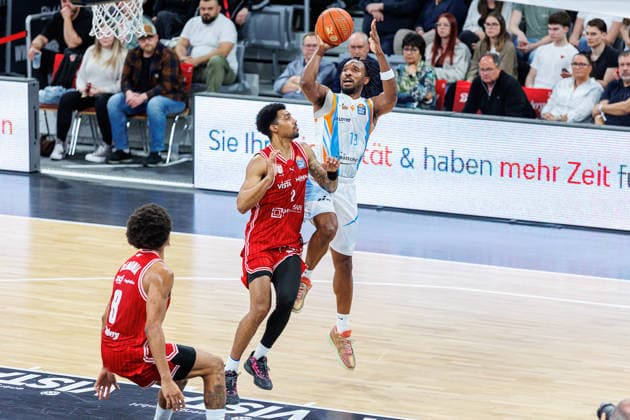 Ibi Watson BMA365 Bamberg Baskets, 02 , Keith Braxton JR Science City Jena, 13 , BMA365 Bamberg Baskets vs Science City Jena, Basketball, easyCredit BBL, Matchday 28, 06 04 2026 BMA365 Bamberg Baskets vs Science City Jena, Basketball, easyCredit BBL, Matchday 28, 06 04 2026 Bamberg Copyright: xEibner-Pressefoto G.xSantemizx EP_EER