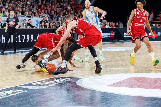 Cobe Williams BMA365 Bamberg Baskets, 24 , Joe Wieskamp Science City Jena, 10 , Daniel Keppeler BMA365 Bamberg Baskets, 31 , BMA365 Bamberg Baskets vs Science City Jena, Basketball, easyCredit BBL, Matchday 28, 06 04 2026 BMA365 Bamberg Baskets vs Science City Jena, Basketball, easyCredit BBL, Matchday 28, 06 04 2026 Bamberg Copyright: xEibner-Pressefoto G.xSantemizx EP_EER