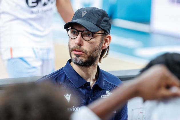 Bjoern Harmsen Science City Jena, Coach , single picture, single photo, portrait, portraet, time out, BMA365 Bamberg Baskets vs Science City Jena, Basketball, easyCredit BBL, 28 Matchday, 06 04 2026 BMA365 Bamberg Baskets vs Science City Jena, Basketball, easyCredit BBL, 28 Matchday, 06 04 2026 Bamberg Copyright: xEibner-Pressefoto G.xSantemizx EP_EER
