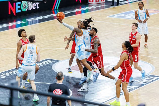 Uchenna Iroegbu Science City Jena, 01 , Cobe Williams BMA365 Bamberg Baskets, 24 , Ejiofor Onu BMA365 Bamberg Baskets, 35 , BMA365 Bamberg Baskets vs Science City Jena, Basketball, easyCredit BBL, 28 Matchday, 06 04 2026 BMA365 Bamberg Baskets vs Science City Jena, Basketball, easyCredit BBL, 28 Matchday, 06 04 2026 Bamberg Copyright: xEibner-Pressefoto G.xSantemizx EP_EER