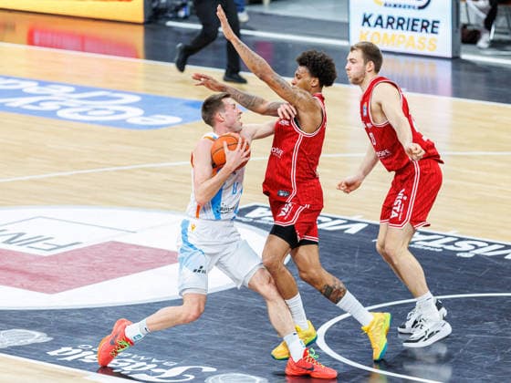 Joe Wieskamp Science City Jena, 10 , Demarcus Demonia BMA365 Bamberg Baskets, 08 , Moritz Krimmer BMA365 Bamberg Baskets, 27 , BMA365 Bamberg Baskets vs Science City Jena, Basketball, easyCredit BBL, Matchday 28, 06 04 2026 BMA365 Bamberg Baskets vs Science City Jena, Basketball, easyCredit BBL, Matchday 28, 06 04 2026 Bamberg Copyright: xEibner-Pressefoto G.xSantemizx EP_EER