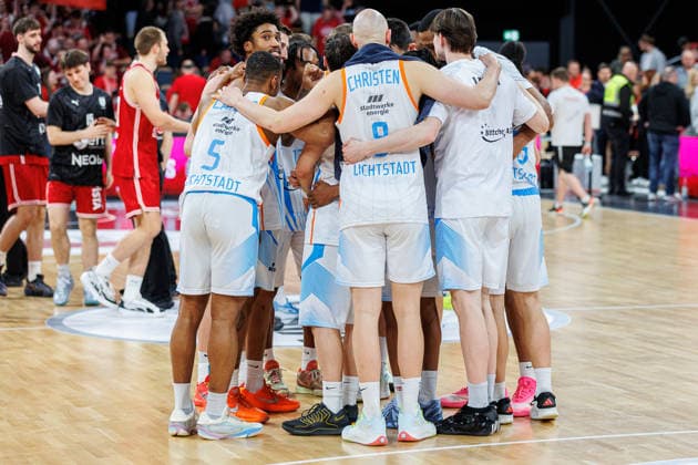 Team, squad, end of game, disappointed, disappointment, negative emotions, negative emotion, BMA365 Bamberg Baskets vs Science City Jena, Basketball, easyCredit BBL, Matchday 28, 06 04 2026 BMA365 Bamberg Baskets vs Science City Jena, Basketball, easyCredit BBL, Matchday 28, 06 04 2026 Bamberg Copyright: xEibner-Pressefoto G.xSantemizx EP_EER