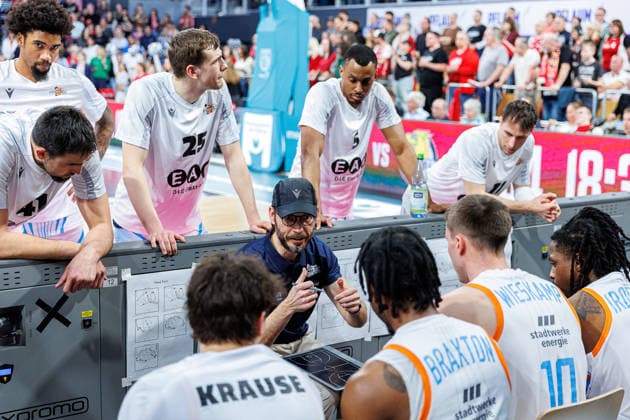 Bjoern Harmsen Science City Jena, coach, single picture, single photo, portrait, portraet, time-out, team, crew, BMA365 Bamberg Baskets vs Science City Jena, basketball, easyCredit BBL, 28 matchday, 06 04 2026 BMA365 Bamberg Baskets vs Science City Jena, basketball, easyCredit BBL, 28 matchday, 06 04 2026 Bamberg Copyright: xEibner-Pressefoto G.xSantemizx EP_EER