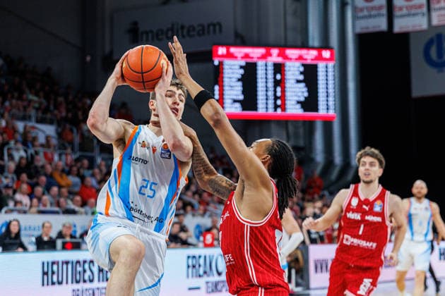 Lorenz Bank Science City Jena, 25 , Cobe Williams BMA365 Bamberg Baskets, 24 , BMA365 Bamberg Baskets vs Science City Jena, Basketball, easyCredit BBL, Matchday 28, 06 04 2026 BMA365 Bamberg Baskets vs Science City Jena, Basketball, easyCredit BBL, Matchday 28, 06 04 2026 Bamberg Copyright: xEibner-Pressefoto G.xSantemizx EP_EER