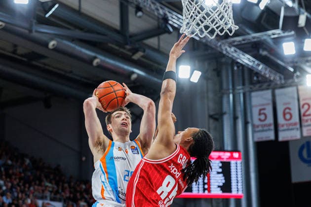 Lorenz Bank Science City Jena, 25 , Cobe Williams BMA365 Bamberg Baskets, 24 , BMA365 Bamberg Baskets vs Science City Jena, Basketball, easyCredit BBL, Matchday 28, 06 04 2026 BMA365 Bamberg Baskets vs Science City Jena, Basketball, easyCredit BBL, Matchday 28, 06 04 2026 Bamberg Copyright: xEibner-Pressefoto G.xSantemizx EP_EER