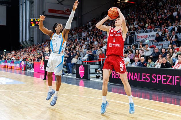 Uchenna Iroegbu Science City Jena, 01 , Richard Balint BMA365 Bamberg Baskets, 11 , BMA365 Bamberg Baskets vs Science City Jena, Basketball, easyCredit BBL, Matchday 28, 06 04 2026 BMA365 Bamberg Baskets vs Science City Jena, Basketball, easyCredit BBL, Matchday 28, 06 04 2026 Bamberg Copyright: xEibner-Pressefoto G.xSantemizx EP_EER