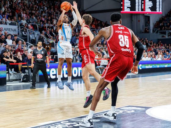 Uchenna Iroegbu Science City Jena, 01 , Zachary Ensminger BMA365 Bamberg Baskets, 01 , BMA365 Bamberg Baskets vs Science City Jena, Basketball, easyCredit BBL, Matchday 28, 06 04 2026 BMA365 Bamberg Baskets vs Science City Jena, Basketball, easyCredit BBL, Matchday 28, 06 04 2026 Bamberg Copyright: xEibner-Pressefoto G.xSantemizx EP_EER