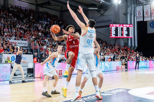 Seikou Sisoho Science City Jena, 11 , Demarcus Demonia BMA365 Bamberg Baskets, 08 , Alex Herrera Science City Jena, 41 , BMA365 Bamberg Baskets vs Science City Jena, Basketball, easyCredit BBL, 28 Matchday, 06 04 2026 BMA365 Bamberg Baskets vs Science City Jena, Basketball, easyCredit BBL, 28 Matchday, 06 04 2026 Bamberg Copyright: xEibner-Pressefoto G.xSantemizx EP_EER