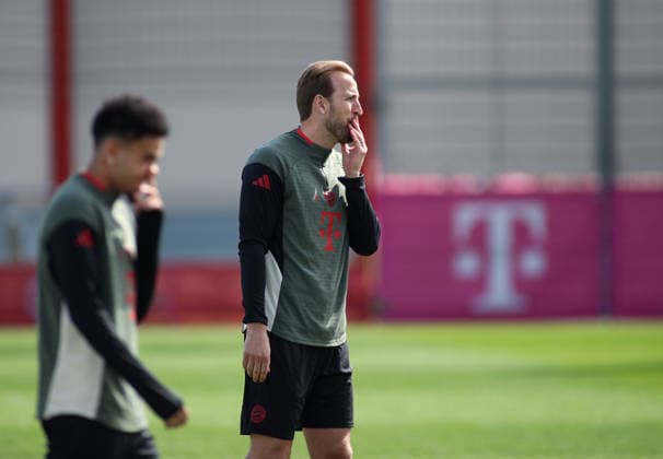 Football, Men, Champions League, Season 2025 2026, FC Bayern Munich, final training Harry Kane FC Bayern Munich with his hand on his mouth, facial expression, gesture, horrified, questioning, thinking