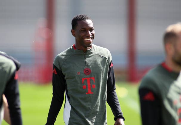 Football, men, Champions League, season 2025 2026, FC Bayern Munich, final training Nicolas Jackson FC Bayern Munich head, upper body, smiling, grinning