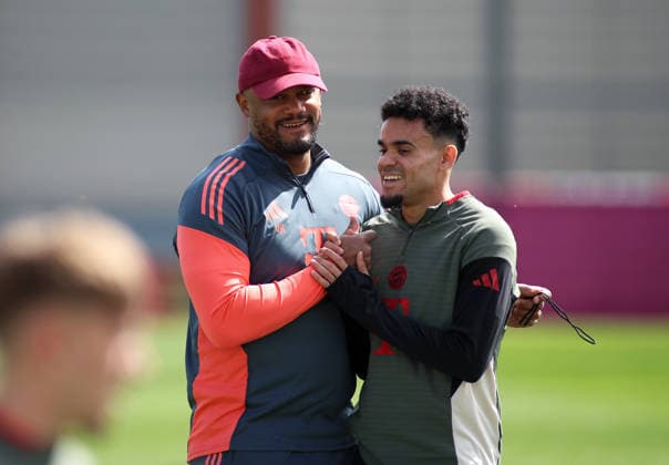 Football, Men, Champions League, Season 2025 2026, FC Bayern Munich, Final training Vincent Kompany, Coach FC Bayern Munich left with Luis Diaz FC Bayern Munich right Greeting, Hug, Friendly