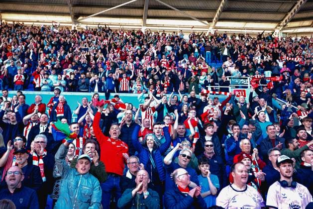 Reading v Lincoln City Sky Bet League 1 Lincoln City fans celebrate during the Sky Bet League 1 match at the Select Car Leasing Stadium, Reading 06 04 2026 UK Newspapers OUT Copyright: xNeilxHolmesx FIL-23249-0017