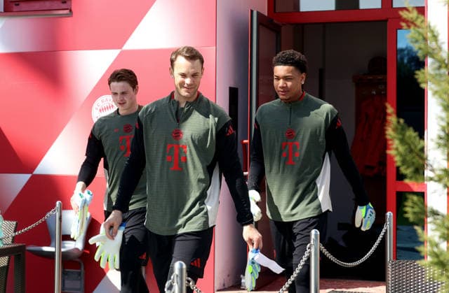 Football, Men, Champions League, Season 2025 2026, FC Bayern Munich, Final training Jonas Urbig FC Bayern Munich with Manuel Neuer FC Bayern Munich and Leonard Prescott FC Bayern Munich from left to right on the way to goalkeeper training