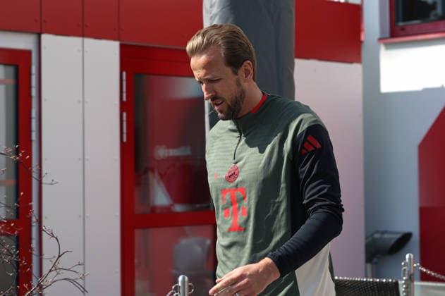 Football, Men, Champions League, Season 2025 2026, FC Bayern Munich, Final training Harry Kane FC Bayern Munich looking down on the way to the training ground