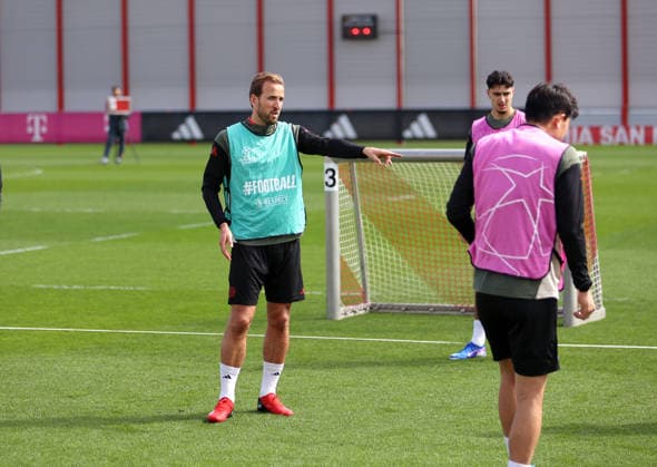 Football, Men, Champions League, Season 2025 2026, FC Bayern Munich, Final training Harry Kane FC Bayern Munich raises his left arm, show, interpret