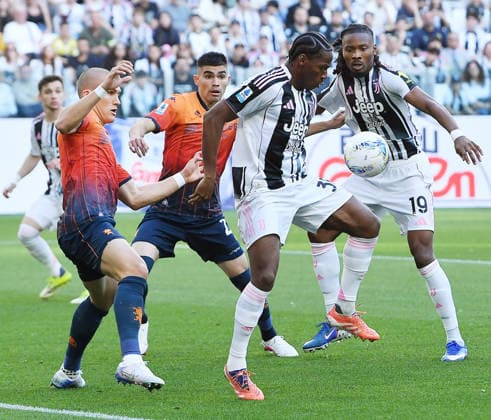 April 6, 2026, Turin, Italy: Juventus Jonathan David in action during the italian Serie A soccer match Juventus FC vs Genoa FC at the Allianz Stadium in Turin, Italy, 6 April 2026 ANSA ALESSANDRO DI MARCO. Serie A - Juventus FC Vs Genoa FC  - ZUMAa110 20260406_zaf_a110_030 Copyright: xAlessandroxxxxxxxxDixMarcox