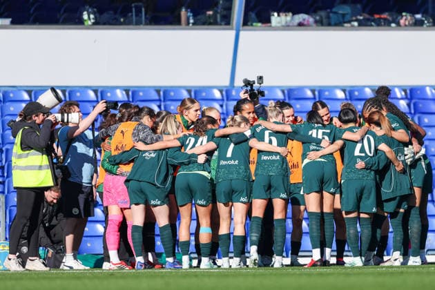 Birmingham City v Manchester City - Adobe Women s FA Cup Quarter Final Manchester City players huddle ahead of kick-off during the Adobe Women s FA Cup Quarter Final match between Birmingham City and Manchester City at St Andrews @ Knighthead Park, Birmingham, on April 6, 2026. Birmingham West Midlands United Kingdom  Copyright: xMIxNewsx originalFilename:fletcher-birmingh260406_npBiK.jpg