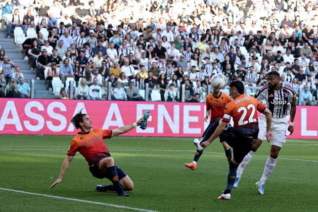Gleison Bremer (Juventus FC) scores the goal of 1-0 during Juventus FC vs Genoa CFC, Italian soccer Serie A match in Turin, Italy, April 06 2026  Copyright: xClaudioxBenedetto IPAxSportx xipa-agency.netx xx IPA_73792574 IPA_Agency_IPA73792574