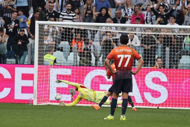 Michele Di Gregorio (Juventus FC) goalkeeper save the penalty during Juventus FC vs Genoa CFC, Italian soccer Serie A match in Turin, Italy, April 06 2026  Copyright: xClaudioxBenedetto IPAxSportx xipa-agency.netx xx IPA_73792591 IPA_Agency_IPA73792591