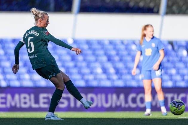 Birmingham City v Manchester City - Adobe Women s FA Cup Quarter Final Alex Greenwood of Manchester City plays it forward during the Adobe Women s FA Cup Quarter Final match between Birmingham City and Manchester City at St Andrews @ Knighthead Park, Birmingham, on April 6, 2026. Birmingham West Midlands United Kingdom  Copyright: xMIxNewsx originalFilename:fletcher-birmingh260406_npS0h.jpg