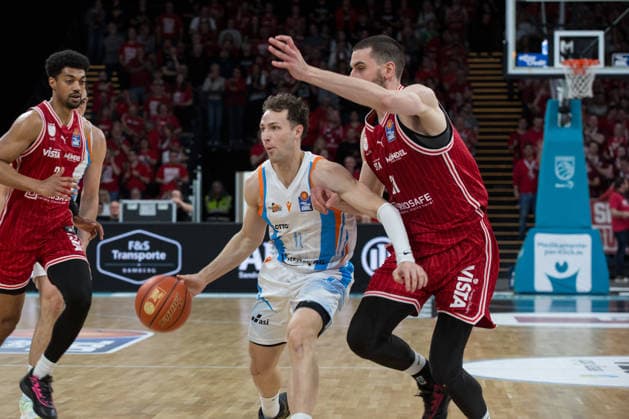 Bamberg, Germany 06 April 2026 1 BBL 2025 2026 BMA365 Bamberg Baskets vs Science City Jena In the picture Jack Pagenkopf Jena vs Daniel Keppeler Bamberg Brose Arena Bayern Copyright: xFotostandx xSchmittx