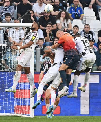 April 6, 2026, Turin, Italy: Juventus Gleison Bremer and Genoa s Leo Ostigard in action during the italian Serie A soccer match Juventus FC vs Genoa FC at the Allianz Stadium in Turin, Italy, 6 April 2026 ANSA ALESSANDRO DI MARCO. Serie A: Juventus FC Vs Genoa FC  - ZUMAa110 20260406_zaf_a110_035 Copyright: xAlessandroxDixMarcox