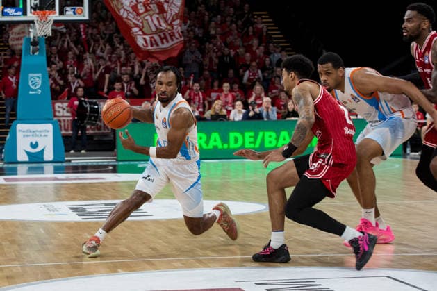Bamberg, Germany 06 April 2026 1 BBL 2025 2026 BMA365 Bamberg Baskets vs Science City Jena Pictured from left Keith Braxton JR Jena vs Ibi Watson Bamberg Brose Arena Bayern Copyright: xFotostandx xSchmittx