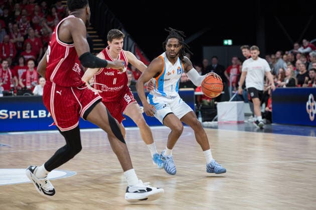 Bamberg, Germany 06 April 2026 1 BBL 2025 2026 BMA365 Bamberg Baskets vs Science City Jena Pictured from left Richard Balint Bamberg and Uchenna Iroegbu Jena Brose Arena Bayern Copyright: xFotostandx xSchmittx