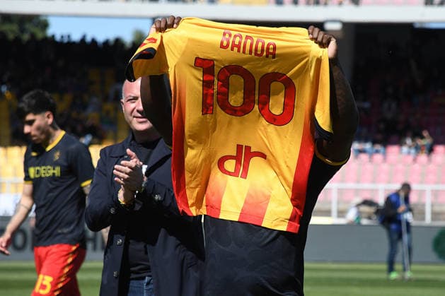 Banda Lameck (Us Lecce) celebrates 100 Serie A appearances with US Lecce during US Lecce vs Atalanta BC, Italian soccer Serie A match in Lecce, Italy, April 06 2026  Copyright: xPasqualexGolia IPAxSportx xipa-agency.netx xx IPA_73793035 IPA_Agency_IPA73793035