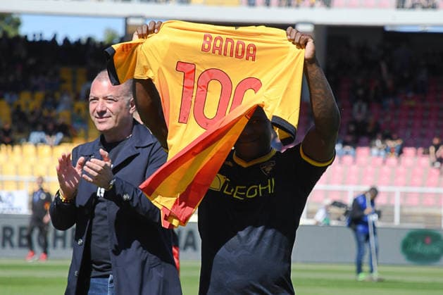 Banda Lameck (Us Lecce) celebrates 100 Serie A appearances with US Lecce during US Lecce vs Atalanta BC, Italian soccer Serie A match in Lecce, Italy, April 06 2026  Copyright: xPasqualexGolia IPAxSportx xipa-agency.netx xx IPA_73793036 IPA_Agency_IPA73793036