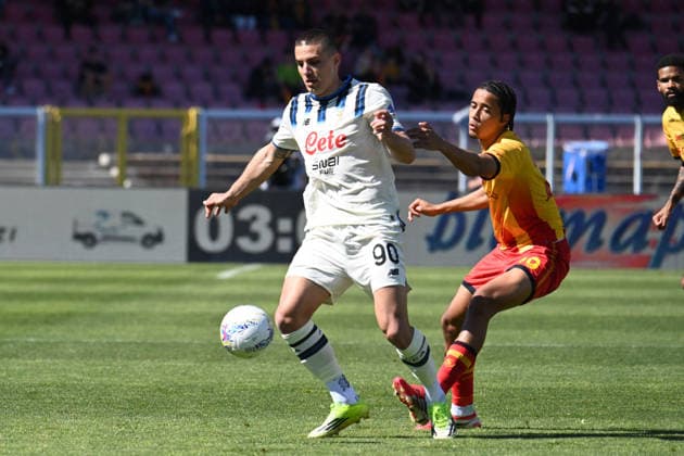 CALCIO - Serie A - US Lecce vs Atalanta BC Nikola Krstovic (Atalanta BC) against Oumar Ngom (US Lecce) during US Lecce vs Atalanta BC, Italian soccer Serie A match in Lecce, Italy, April 06 2026 Lecce Italy  Copyright: xIPAxSport ABACAx