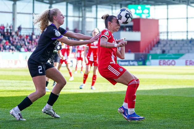 Julie Terlinden (2 Essen) und Arianna Caruso (27 Bayern) in Aktion beim DFB Pokalhalbfinale FC Bayern München -SGS Essen am 06.04.2026 in München. München FC Bayern Campus Bayern Deutschland *** Julie Terlinden 2 Essen and Arianna Caruso 27 Bayern in action at the DFB Cup semi-final FC Bayern Munich SGS Essen on 06 04 2026 in Munich Munich FC Bayern Campus Bayern Germany