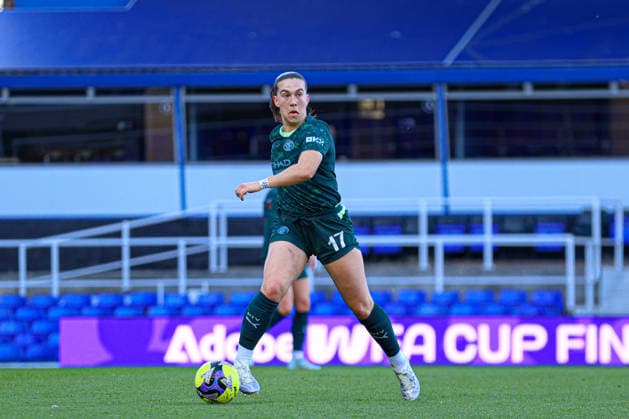 BIRMINGHAM, ENGLAND - April 6: Sam Coffey of Manchester City on the ball during the Adobe Womens FA Cup game between Birmingham City and Manchester City at St Andrews Stadium, April 6 in Birmingham, England Copyright: xNataliexMincher SPPx Sportspressphoto_SPR125928