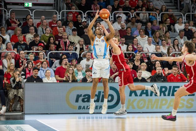 Bamberg, Germany 06 April 2026 1 BBL 2025 2026 BMA365 Bamberg Baskets vs Science City Jena In the picture Chris Carter Jena throwing a 3-pointer Brose Arena Bayern Copyright: xFotostandx xSchmittx