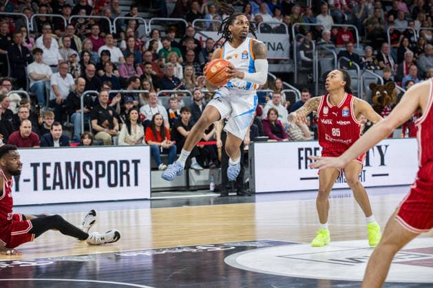 Bamberg, Germany 06 April 2026 1 BBL 2025 2026 BMA365 Bamberg Baskets vs Science City Jena In the picture from left Ejiofor Onu Bamberg , Uchenna Iroegbu Jena and Austin Crowley Bamberg Brose Arena Bayern Copyright: xFotostandx xSchmittx