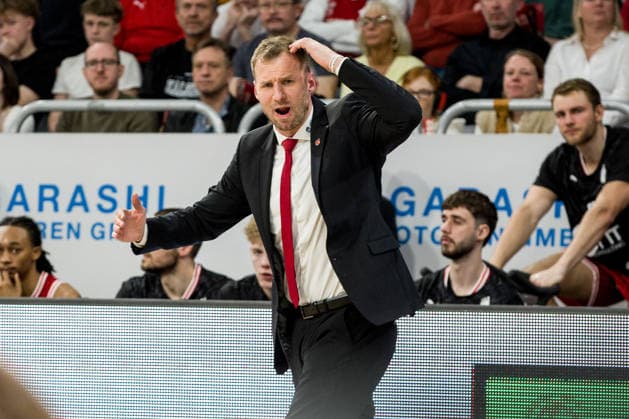 Bamberg, Germany 06 April 2026 1 BBL 2025 2026 BMA365 Bamberg Baskets vs Science City Jena In the picture coach Anton Gavel Bamberg gestures with his hands Brose Arena Bayern Copyright: xFotostandx xSchmittx