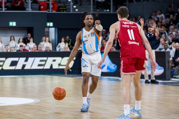 Bamberg, Germany 06 April 2026 1 BBL 2025 2026 BMA365 Bamberg Baskets vs Science City Jena In the picture from left Uchenna Iroegbu Jena and Richard Balint Bamberg Brose Arena Bayern Copyright: xFotostandx xSchmittx