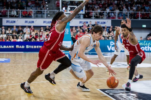 Bamberg, Germany 06 April 2026 1 BBL 2025 2026 BMA365 Bamberg Baskets vs Science City Jena In the picture from left Cobe Williams Bamberg , Kristofer Krause Jena and Ibi Watson Bamberg Brose Arena Bayern Copyright: xFotostandx xSchmittx