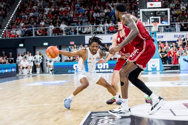 Bamberg, Germany 06 April 2026 1 BBL 2025 2026 BMA365 Bamberg Baskets vs Science City Jena In the picture from left Uchenna Iroegbu Jena vs Ejiofor Onu Bamberg Brose Arena Bayern Copyright: xFotostandx xSchmittx