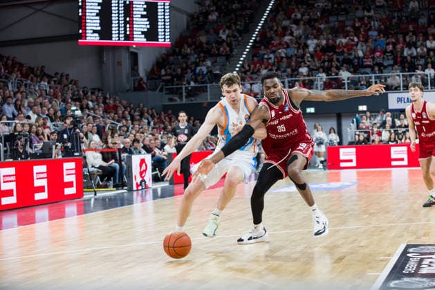 Bamberg, Germany 06 April 2026 1 BBL 2025 2026 BMA365 Bamberg Baskets vs Science City Jena In the picture from left Lorenz Bank Jena vs Ejiofor Onu Bamberg Brose Arena Bayern Copyright: xFotostandx xSchmittx