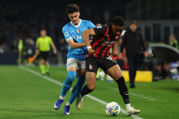 AC Milan s Christopher Nkunku, Napoli™s Miguel Gutierrez during the Serie A soccer match between Napoli and Milan at the Diego Armando Maradona Stadium in Naples, southern italy - Monday , April 06 , 2026. - Soccer .  Copyright: xAlessandroxGarofalo LaPressex