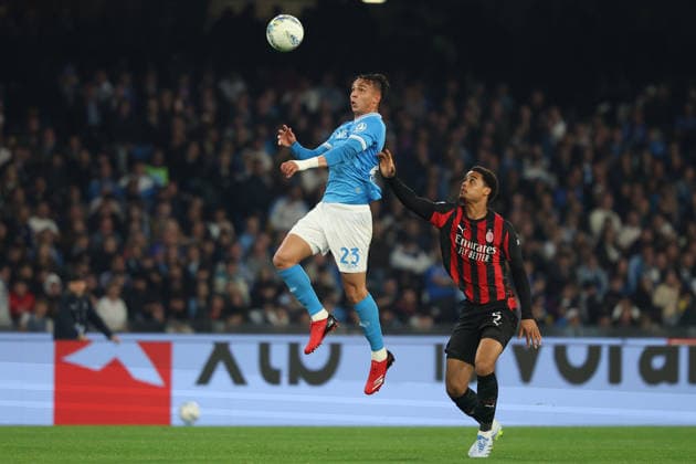 Napoli™s Giovanen, AC Milan s Koni De Winter during the Serie A soccer match between Napoli and Milan at the Diego Armando Maradona Stadium in Naples, southern italy - Monday , April 06 , 2026. - Soccer .  Copyright: xAlessandroxGarofalo LaPressex