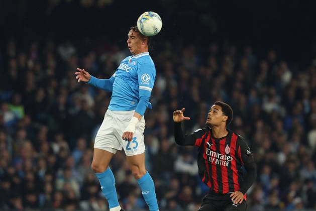 Napoli™s Giovane, AC Milan s Koni De Winter during the Serie A soccer match between Napoli and Milan at the Diego Armando Maradona Stadium in Naples, southern italy - Monday , April 06 , 2026. - Soccer .  Copyright: xAlessandroxGarofalo LaPressex