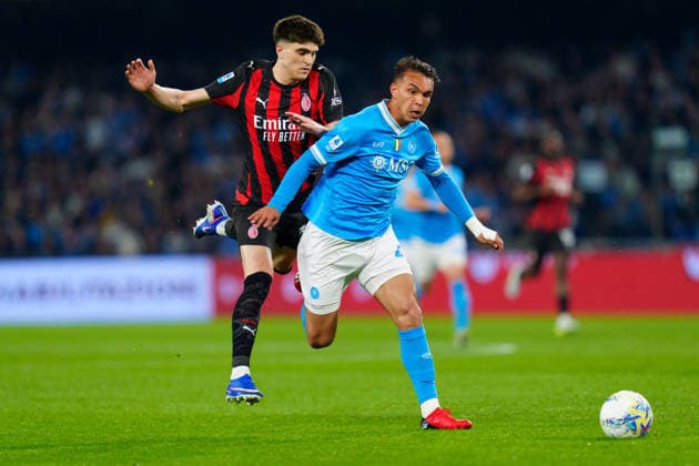 SSC Napoli v AC Milan - Serie A Enilive Davide Bartesaghi of AC Milan and Giovane of SSC Napoli compete for the ball during the serie Serie A Enilive match between SSC Napoli and AC Milan at Stadio Diego Armando Maradona on April 6, 2026 in Naples, Italy Naples Stadio Diego Armando Maradona Naples Italy Copyright: xGiuseppexMaffiax 260406_SerieA_Napoli-Milan_07434