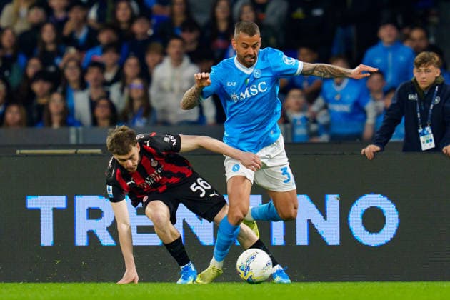SSC Napoli v AC Milan - Serie A Enilive Leonardo Spinazzola of SSC Napoli and Alexis Saelemaekers of AC Milan compete for the ball during the serie Serie A Enilive match between SSC Napoli and AC Milan at Stadio Diego Armando Maradona on April 6, 2026 in Naples, Italy Naples Stadio Diego Armando Maradona Naples Italy Copyright: xGiuseppexMaffiax 260406_SerieA_Napoli-Milan_07786