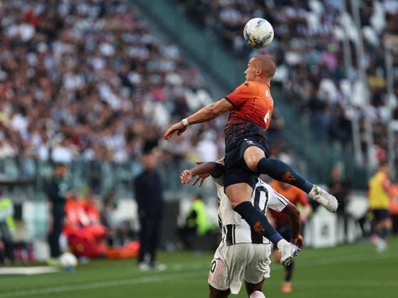 Juventus FC v Genoa CFC - Serie A Leo Ostigard participates in the Serie A 2025-2026 match between Juventus and Genoa in Torino, Italy, on April 6, 2026. Torino Italy  Copyright: xLorisxRosellix originalFilename:roselli-juventus260406_npTkK.jpg