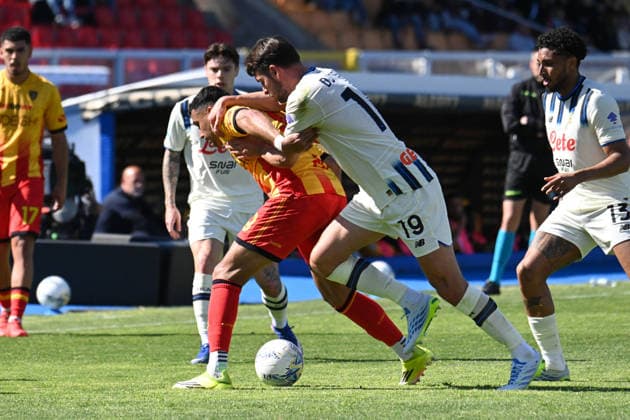 CALCIO - Serie A - US Lecce vs Atalanta BC Walid Cheddira (Us Lecce) against Berat Djimsiti (Atalanta BC) during US Lecce vs Atalanta BC, Italian soccer Serie A match in Lecce, Italy, April 06 2026 Lecce Italy  Copyright: xIPAxSport ABACAx