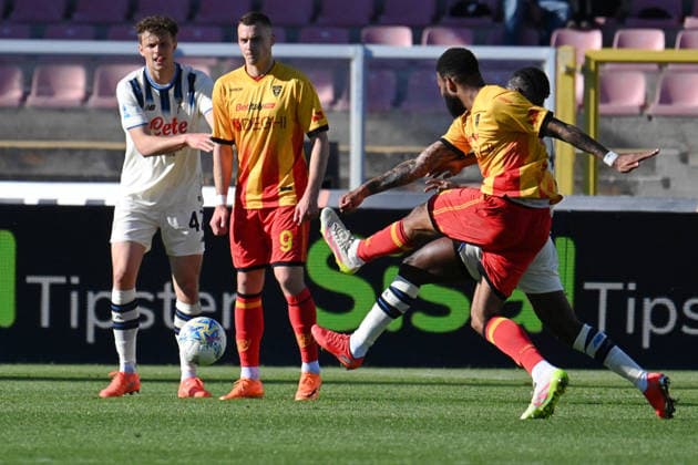 CALCIO - Serie A - US Lecce vs Atalanta BC Mitchel Bakker (Atalanta BC) in action during US Lecce vs Atalanta BC, Italian soccer Serie A match in Lecce, Italy, April 06 2026 Lecce Italy  Copyright: xIPAxSport ABACAx