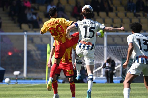 Walid Cheddira (Us Lecce) against Marten De Roon (Atalanta BC) during US Lecce vs Atalanta BC, Italian soccer Serie A match in Lecce, Italy, April 06 2026  Copyright: xPasqualexGolia IPAxSportx xipa-agency.netx xx IPA_73794557 IPA_Agency_IPA73794557