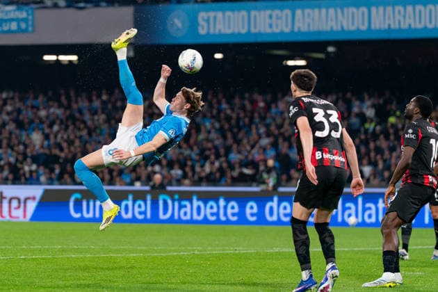 SSC Napoli v AC Milan - Serie A Enilive Scott McTominay of SSC Napoli tries to score with a bicycle kick during the serie Serie A Enilive match between SSC Napoli and AC Milan at Stadio Diego Armando Maradona on April 6, 2026 in Naples, Italy Naples Stadio Diego Armando Maradona Naples Italy Copyright: xGiuseppexMaffiax 260406_SerieA_Napoli-Milan_03628